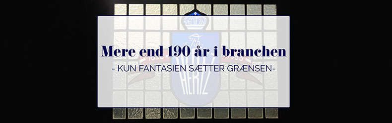 Blyindfattet rude til minde om 125 års jubilæum for Hertz bogtrykkergården