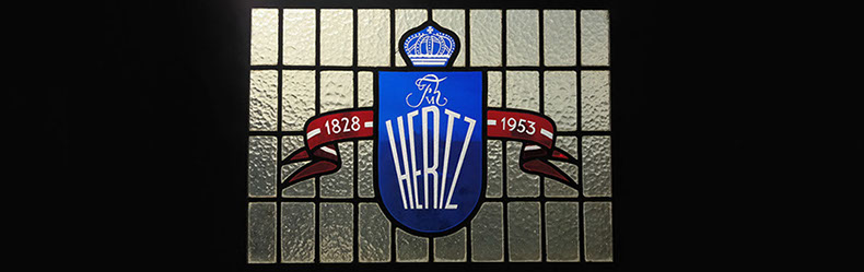 Blyindfattet rude til minde om 125 års jubilæum for Hertz bogtrykkergården