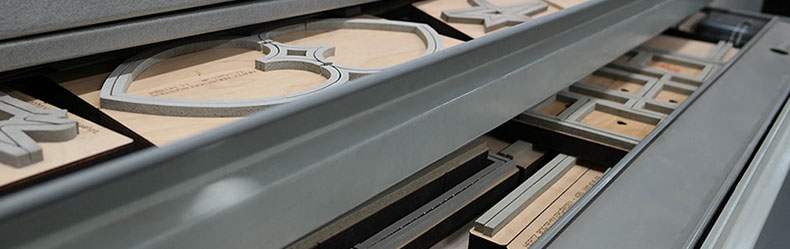 Blyindfattet rude til minde om 125 års jubilæum for Hertz bogtrykkergården